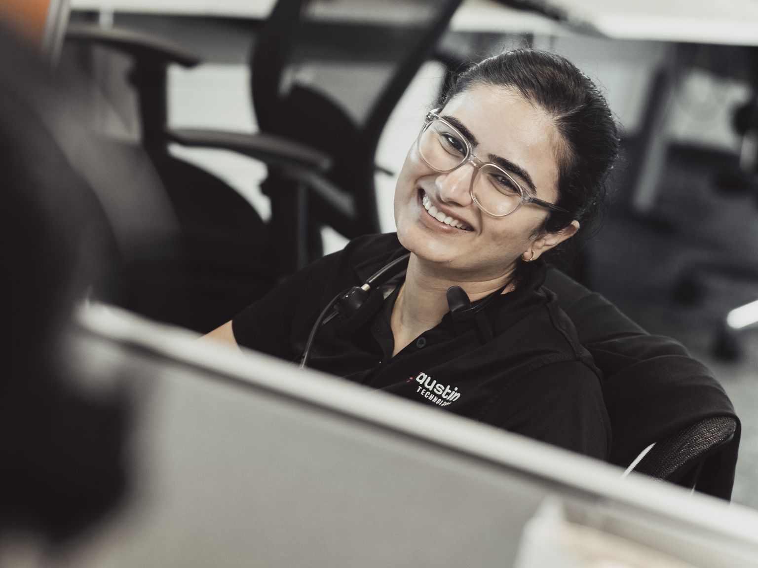 A service desk engineer on a call with a client