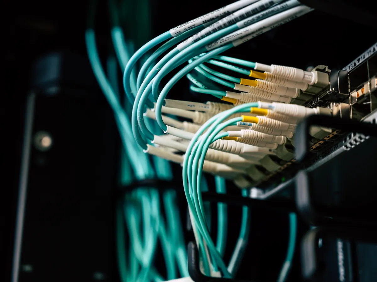 Fibre patch cables in a network rack